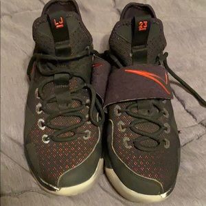 Nike Lebron James Youth Sneakers Size 4